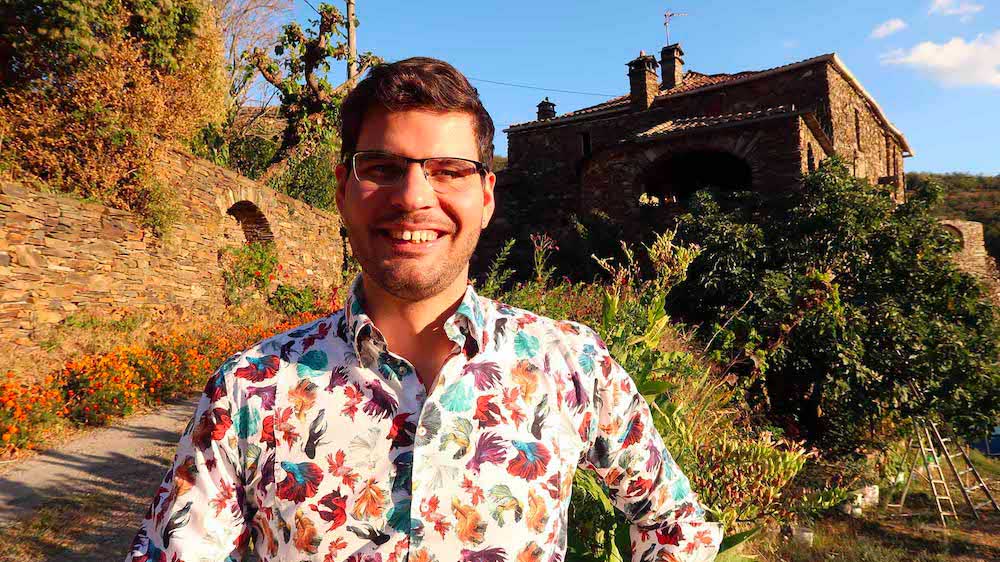 David Levesque, à Valbonne (Cévennes) - En arrière plan, la maison familiale où j'ai grandi