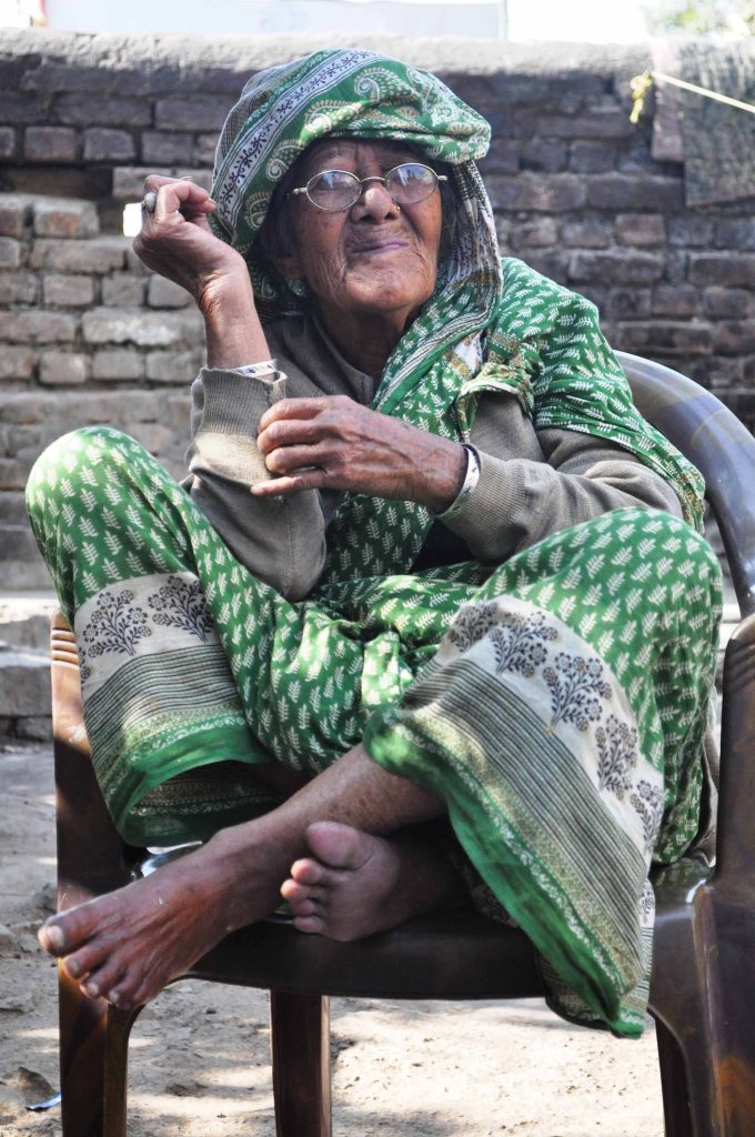Une vieille Indienne accepte de se faire prendre en photo