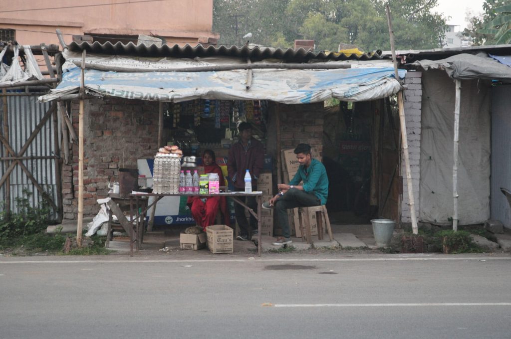 Un petit magasin au bord de la route, Inde